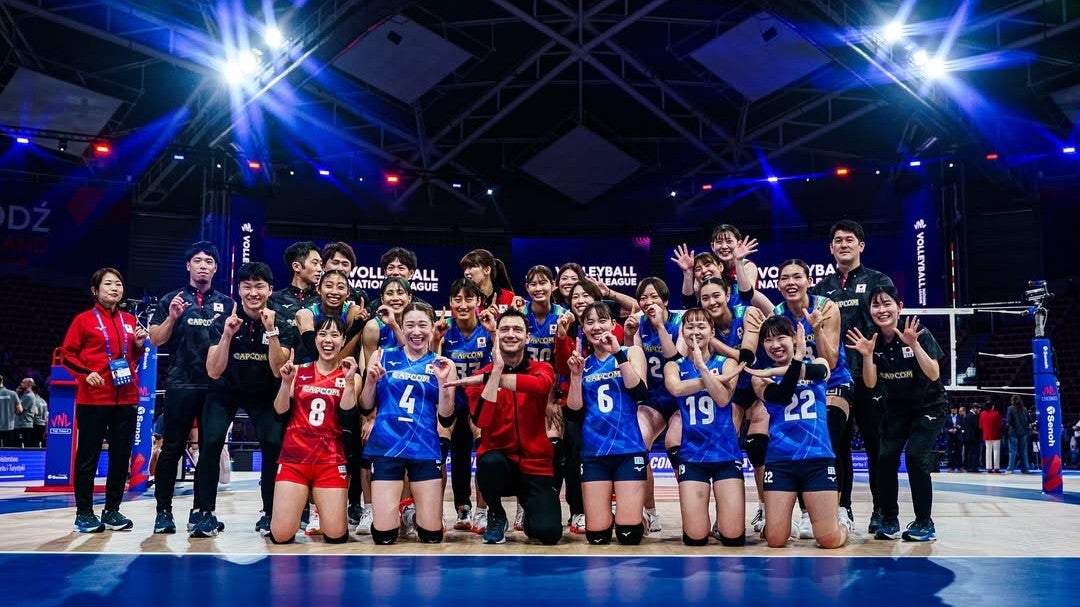 コートに咲いた満面の笑み…女子バレー代表、感謝の集合ショット