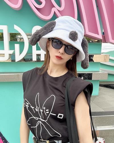「マイメン夏休み🌞」板野友美がお揃いシャツでUSJ❗️❗️