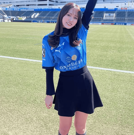 美しいと話題のサッカー女子、”誕生日ナンバー入りのユニ姿”で横浜FC勝利を祝福！「女神様、ありがとう」