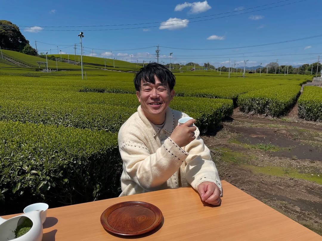 「贅沢すぎます」ペナルティヒデ、絶景の茶畑を背景に新茶を味わうショットを公開！
