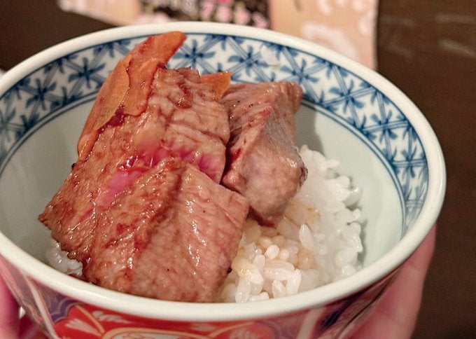 「幼なじみコンビ尊い…」声優・岡本信彦　あの超人気声優と焼肉！！仲睦まじい様子が可愛すぎると話題に