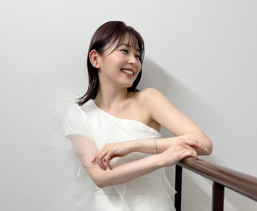 「衣装に負けない美白」久間田琳加、舞台挨拶で着用した大人っぽい衣装を大公開！