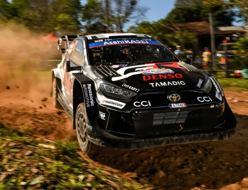 「宙を舞うGRヤリス」トヨタがWRCパラグアイで衝撃のジャンプ披露