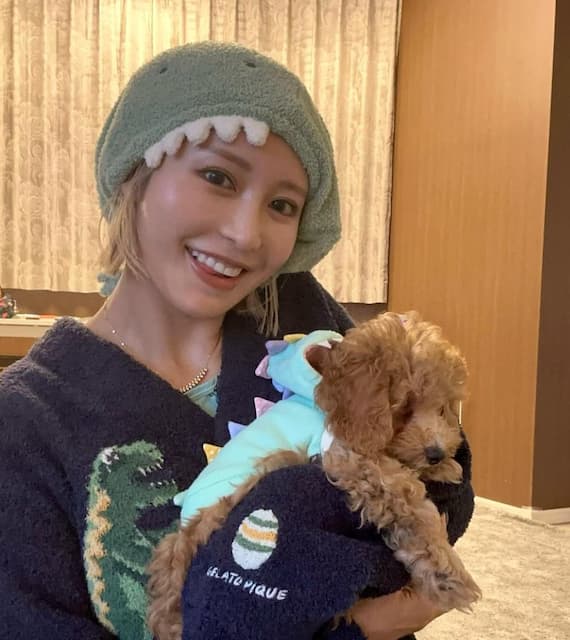 プロゴルファー「キンクミ」こと金田久美子　ハロウィンで愛犬と恐竜に変装