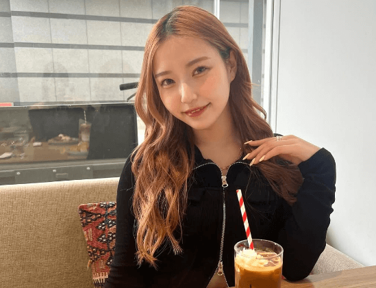 「何枚目がかわいい…？美女チアのガーリーカフェタイム！質問にファン、悩める袋小路へ突入「全部可愛くて選べない…！」「可愛いのは全部」