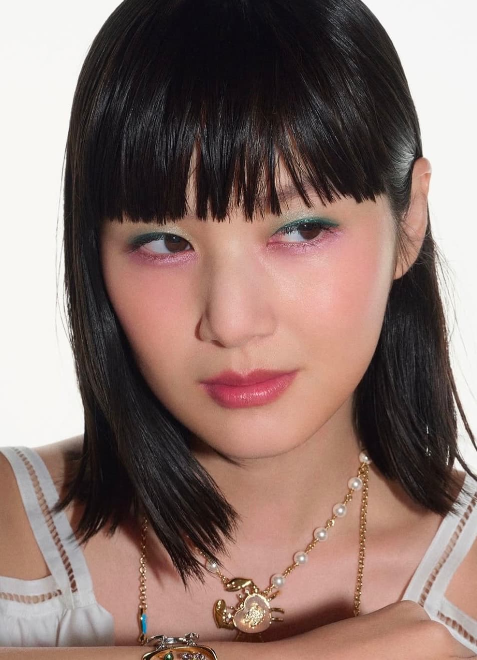 「クレオパトラみたい」新井貴子、春を迎えるカラフルメイクにファン反響〜！「ため息が出るほど美しい」