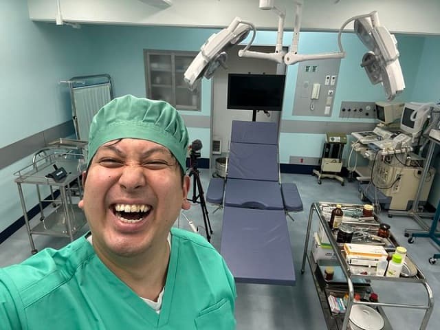 「厨房の人にしか見えない笑」”レインボー”ジャンボたかおの手術着姿が話題に