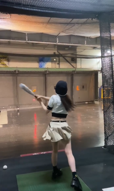「久しぶりのバッティングっ!!」ミニスカ×ブーツの美女キャスター、高校球児に触発されバッセンでナイスバッティング披露！