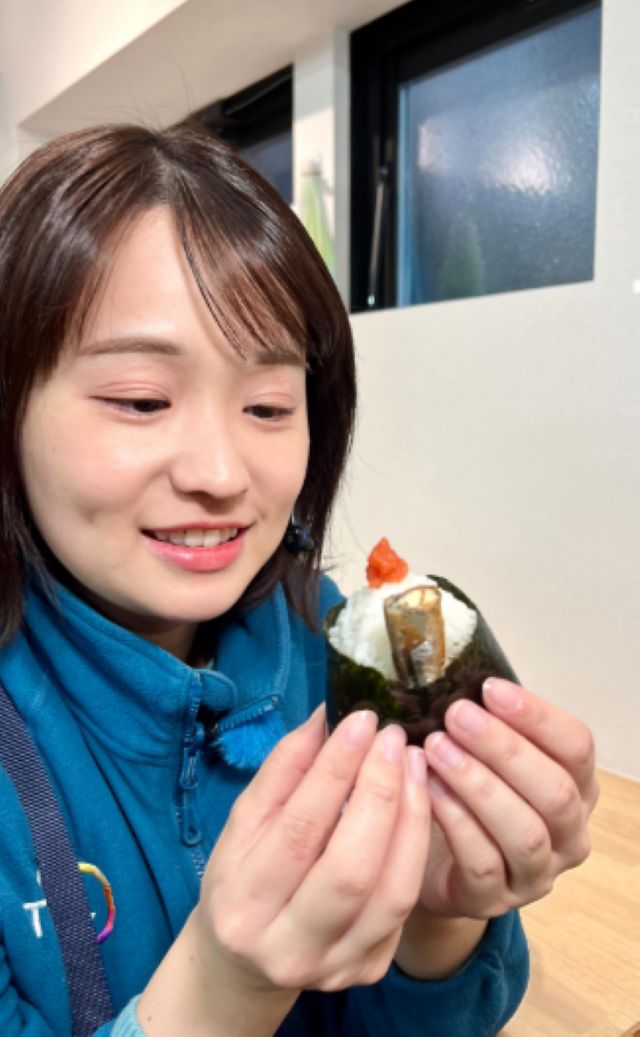 具材たっぷりで美味しそう！TBSアナウンサー篠原梨菜が福岡で有名なおむすび横丁に訪れた様子を公開