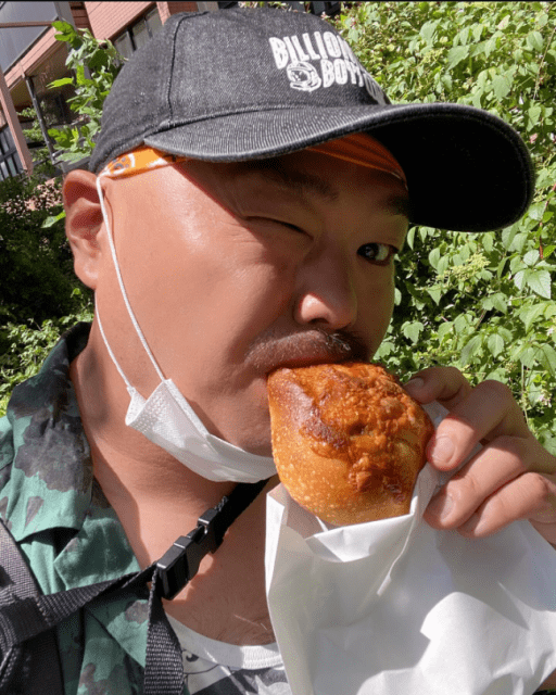 「ダイエットは？」カレーパンにパクつくクロちゃんにツッコミ殺到！