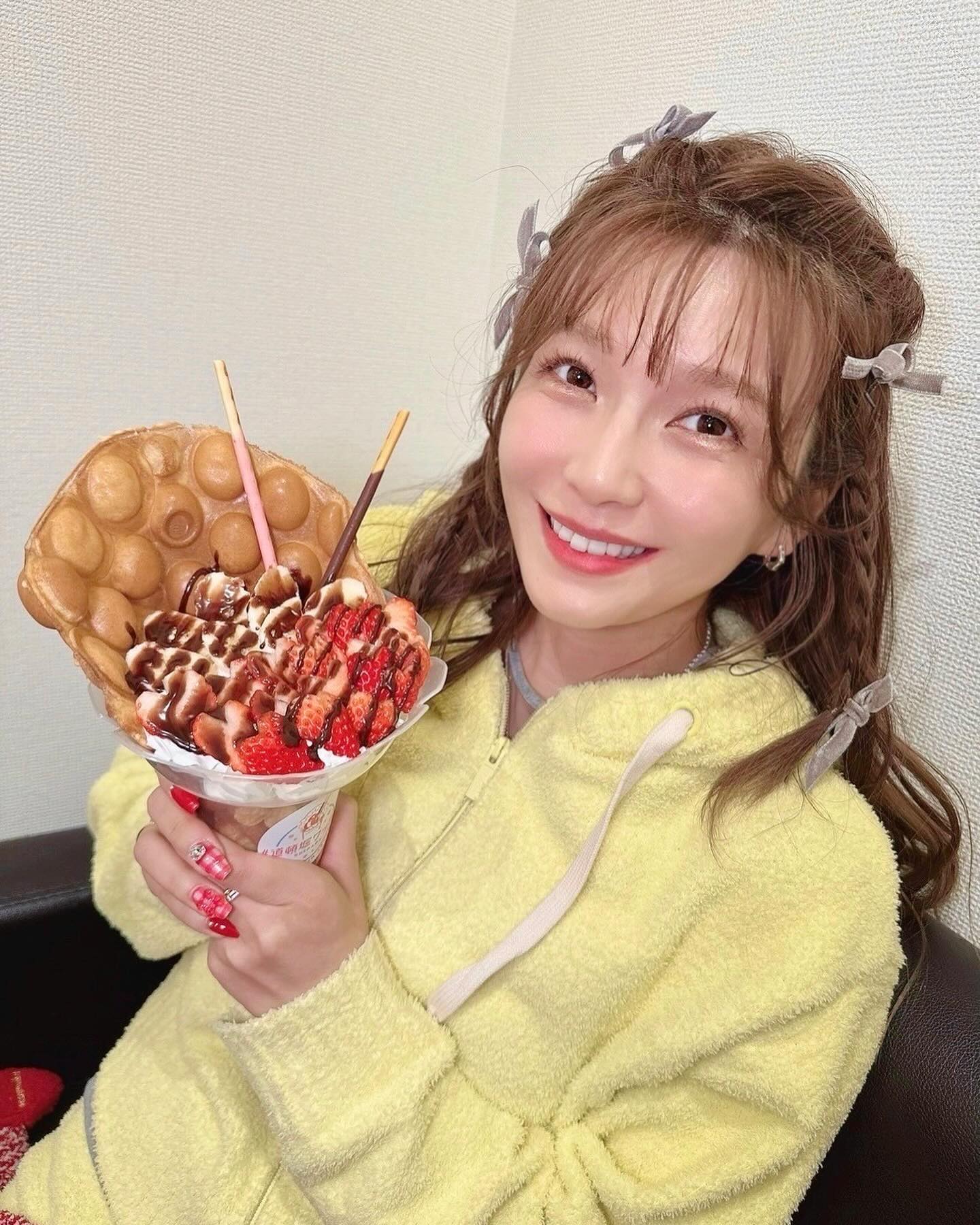 生クリームがたまらん💖宇野実彩子 がワッフルに大満足