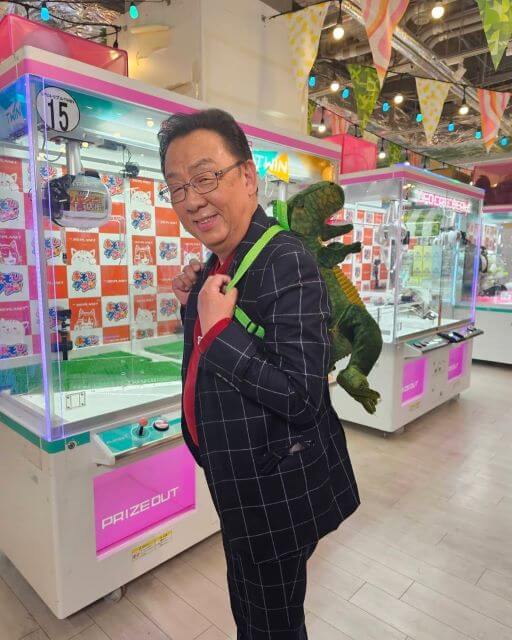 梅沢富美男、まさかの恐竜リュック姿！？クレーンゲームで大はしゃぎ！