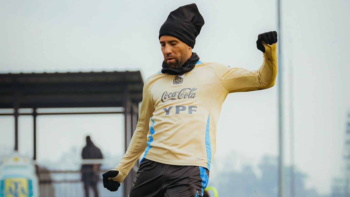 オタメンディ、メッシと並ぶリラックスショットも！代表練習の様子を公開