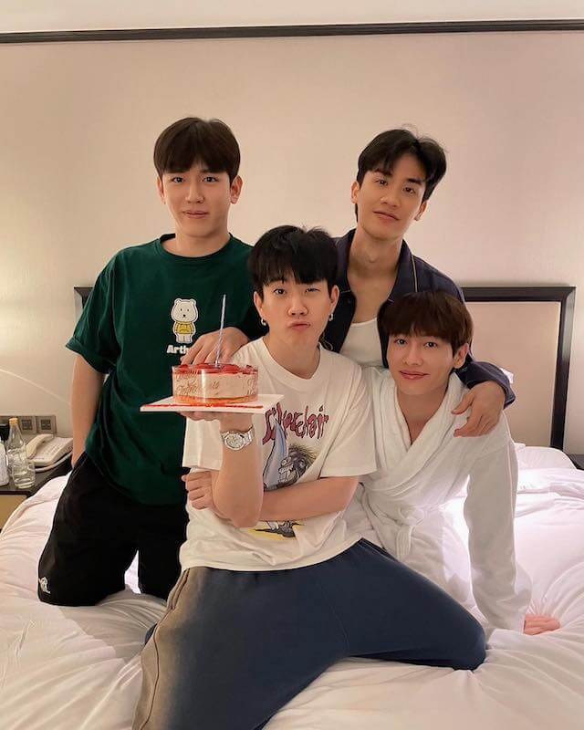 タイ俳優Offが33歳の誕生日🎂🎉仲良しグループショットを公開❤️