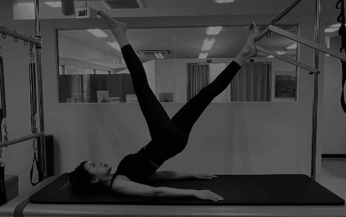 人気モデル、愛娘との愛らしいショット＆ピラティスフォトを公開！健在の美BODYにファン注目の眼差し