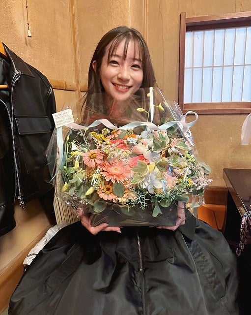 足立梨花、災難続きの一日でも！？早めの誕生日祝いに笑顔