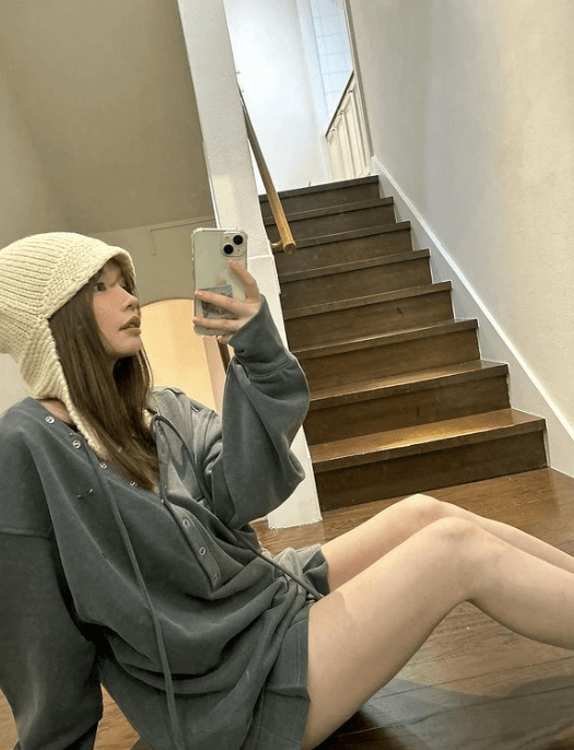 「バチクソ好きです」モデル・黒瀧まりあ、グレーのミニコーデの美脚ショットが可愛すぎと話題に