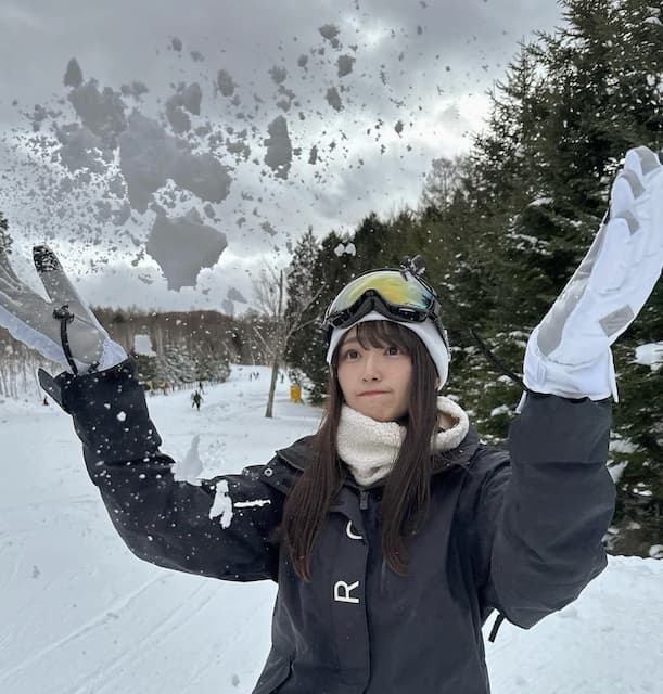 「雪似合いすぎてるかわいい」元櫻坂46・渡辺梨加のゲレンデオフショットが可愛すぎると話題！