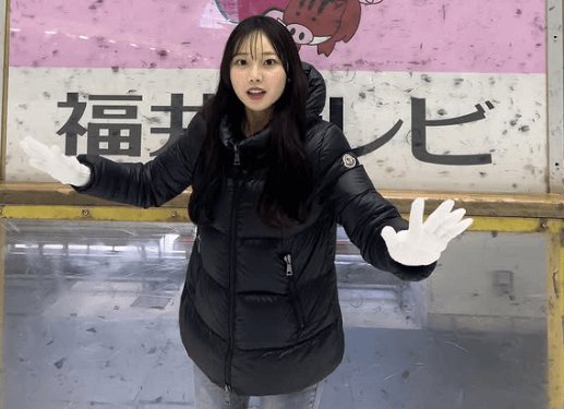 「ぷく顔可愛い」新人アナウンサーの美女、スケートリンクへ！悪戦苦闘ショットがキュートだと反響「スケート姿も可愛い」