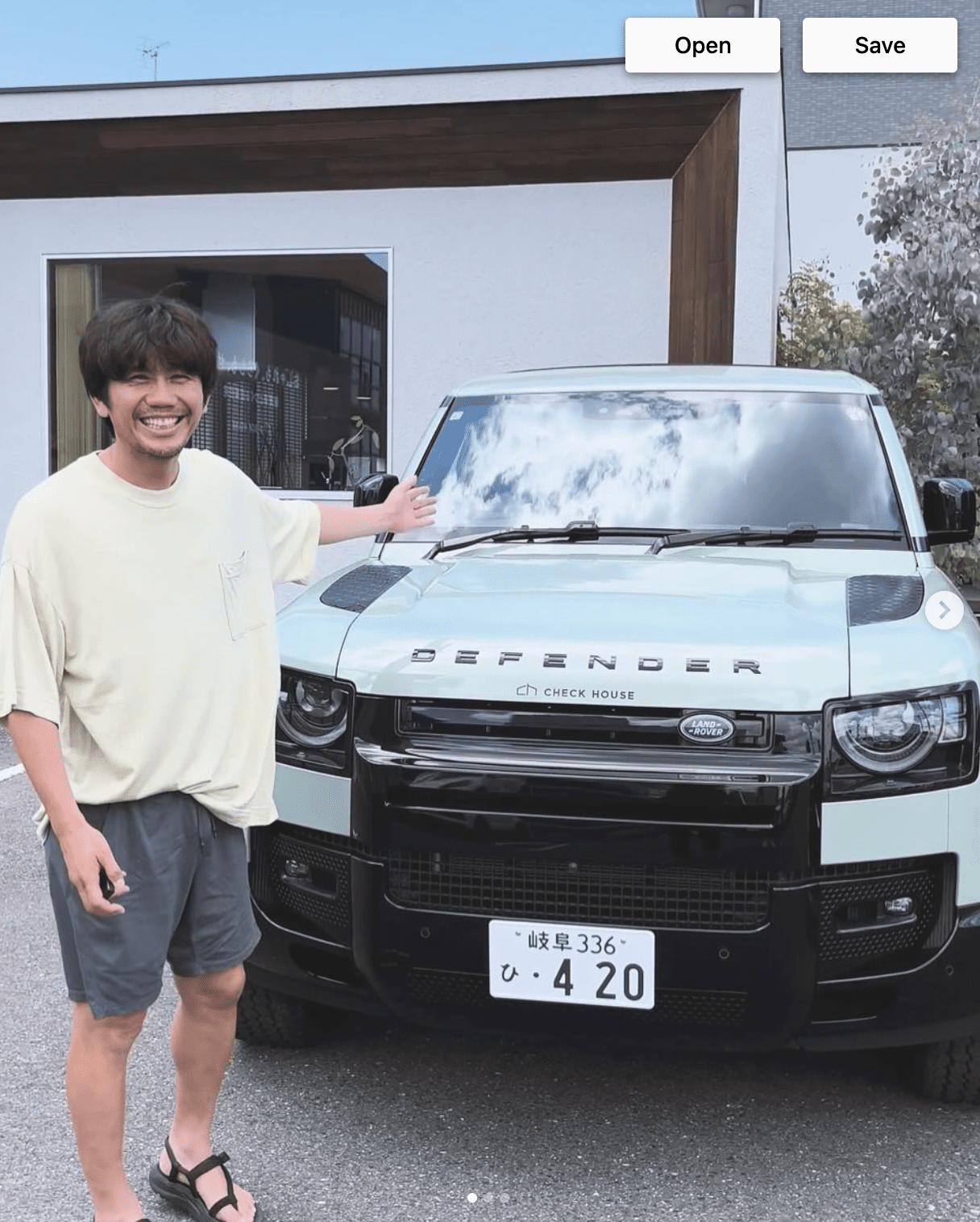 【笑顔がまぶしい】柏木陽介、“憧れのディフェンダー”納車に歓喜「この車と旅をしていきたい」