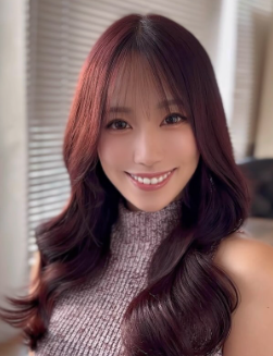 霧島聖子、秋らしいチェリーピンクの新ヘアカラー披露！「深みある色が似合いすぎ」と話題に！！