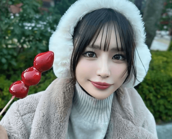 「美女と、縁日に行く夢を見たんだ…」あの人気グラドル、いちご飴の甘々・乙女ショットを披露しファン、桃源郷へ！