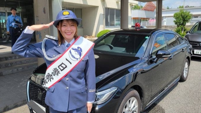 女子プロレスラー・岩谷麻優、制服姿で敬礼！「緊張する〜」一日警察署長で見せた照れ笑いの瞬間