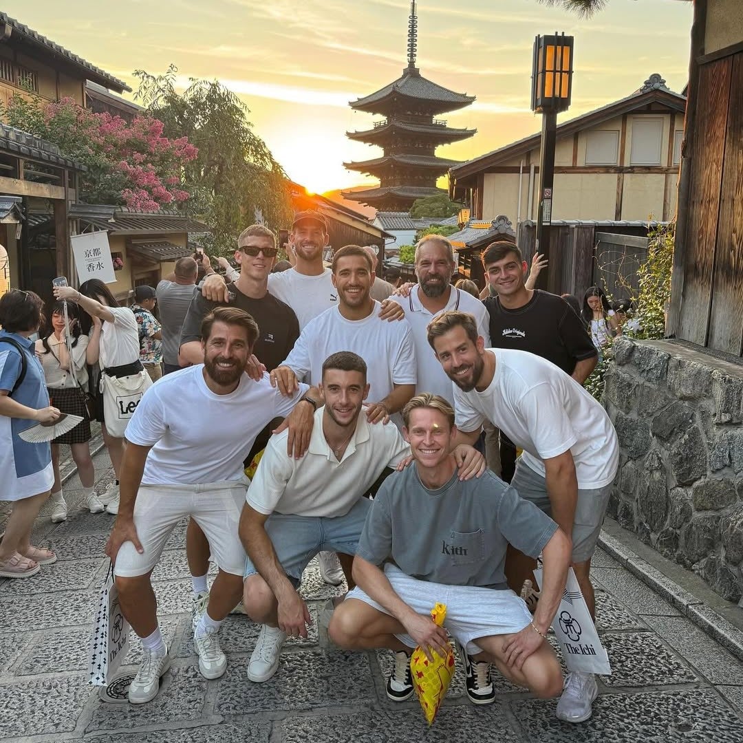 バルサのイケメンメンバーが京都の二寧坂に現る！「顔ちっちゃ」「居合わせた人羨ましすぎる」とSNS盛り上がる