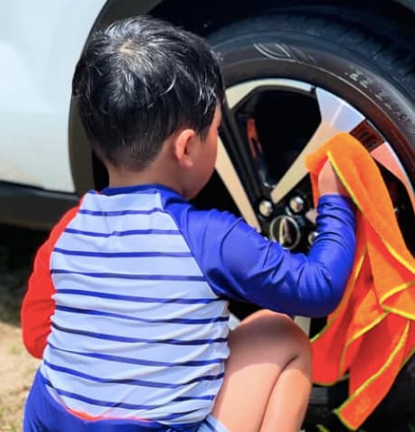 「うちには洗車のプロがいます。」お笑い芸人・佐竹佑一が洗車の様子を投稿にファンほっこり