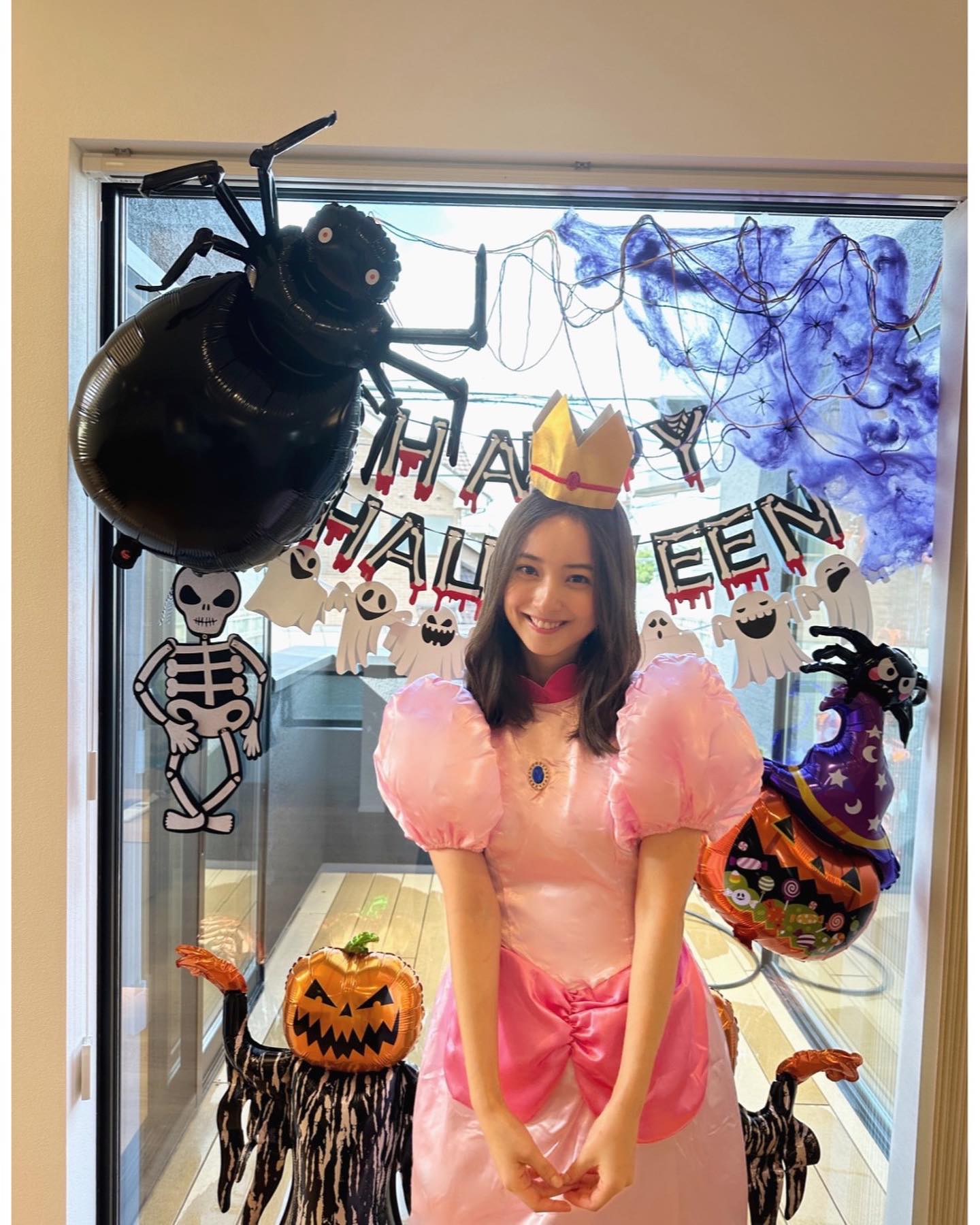 まるでリアルピーチ💕 可愛らしい仮装で佐々木希が話題に🎃