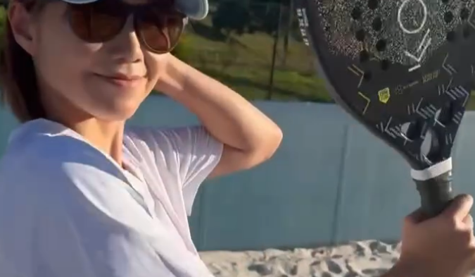 ビーチテニスの美女、浜辺公園で魅せた