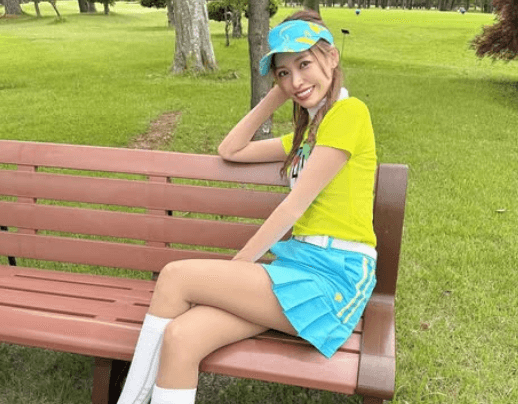 「私の隣空いてますよ？」ゴルフ美女子、ベンチで魅せた”ラブリー・ショット”にファン恋落ち状態！「Nice」