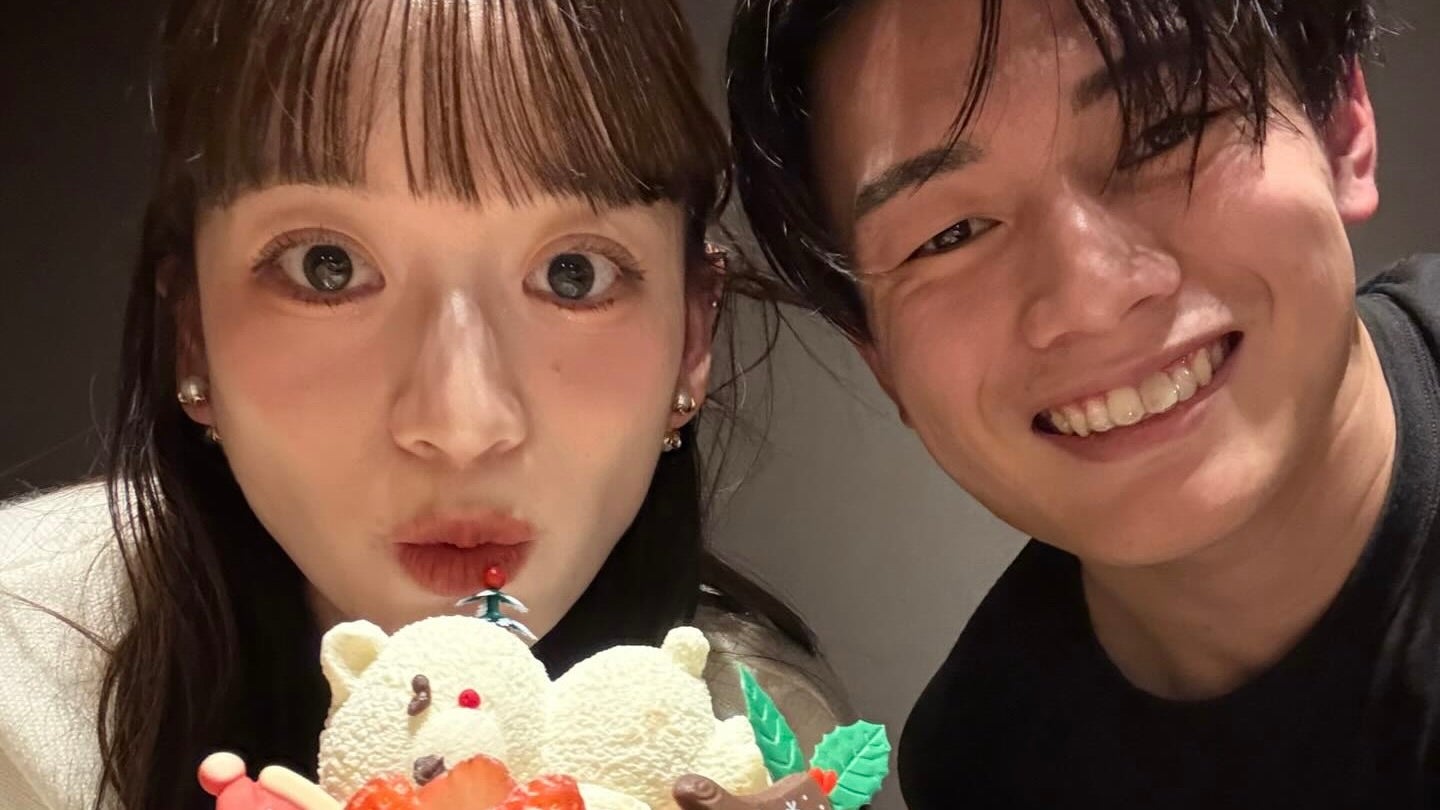 日本代表FW上田綺世の笑顔が反則級　美人妻との2ショットに反響