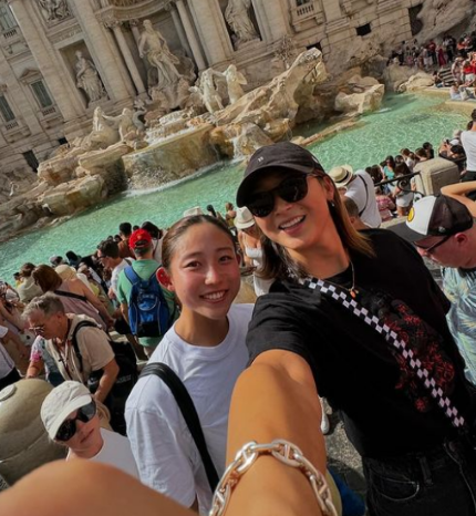 「脚長っ！」パリ五輪代表の女性アスリートがイタリア旅行を満喫