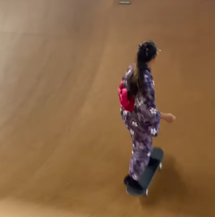 四十住さくら、浴衣でスケボー！？夏祭り気分あふれる“異色ライディング”にファン沸騰