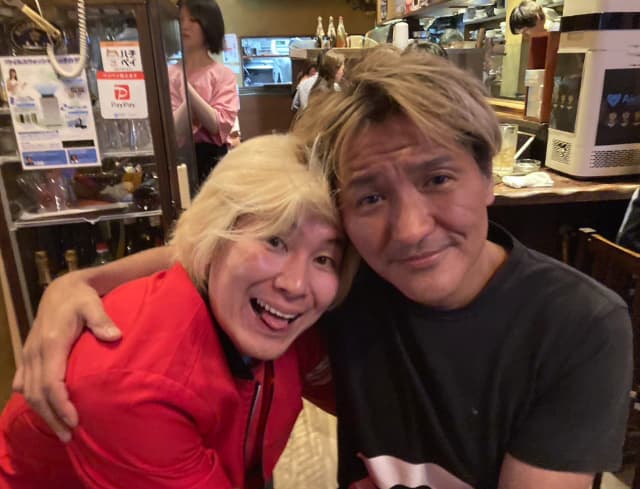 「カズロス。。」スリムクラブ真栄田がカズレーザーの結婚を祝福。過去のツーショットを披露