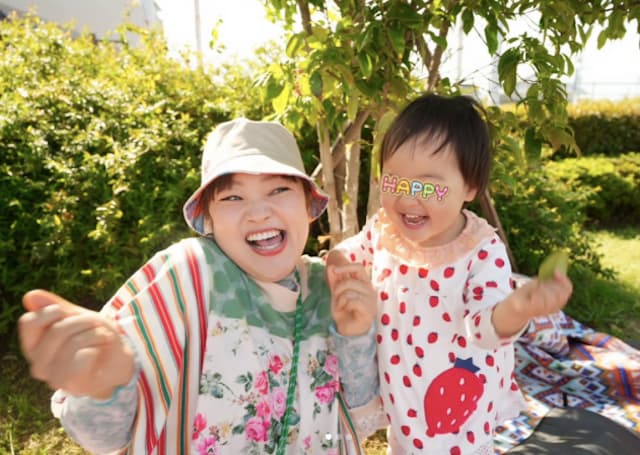 柳原可奈子が公園日和のショットを投稿にファンほっこり