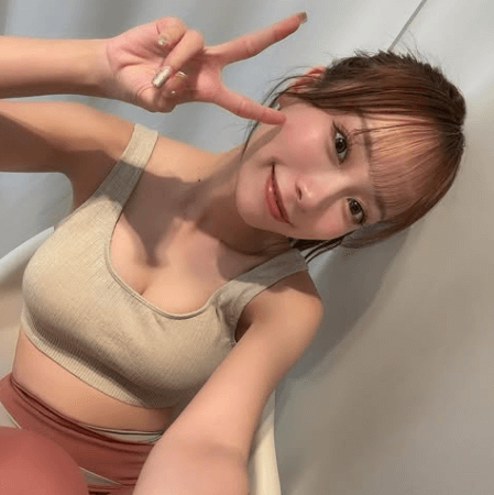 「相変わらずスタイル良い！」人気モデル、トレーニングウェアで抜群のプロポーションを披露する