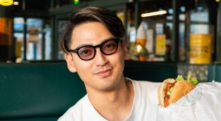 宇治清高 函館グルメ愛が炸裂！「チャイチキ」片手に“ラッピ巡礼”報告