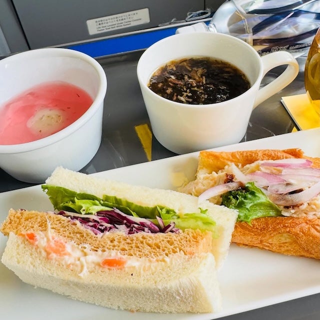 「美味しいですよ」尾木ママ、今日は機内で朝ごはん！