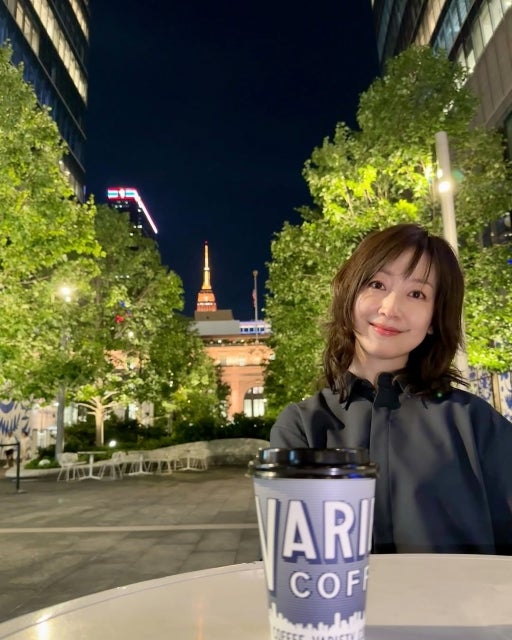 黒川智花、ニューヨークの夜散歩を公開。ライトアップされたエンパイアステートと笑顔ショット