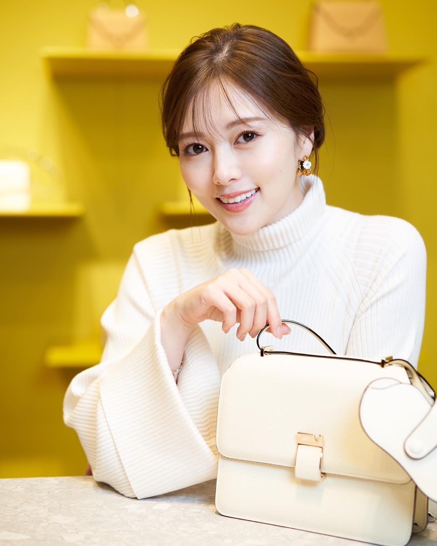 白石麻衣さんの「白」コーデに「白との親和性良すぎます」「白がよく似合うよね」と絶賛の声