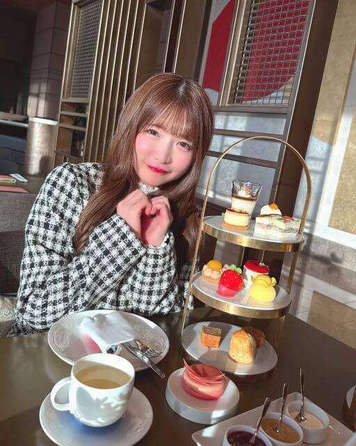 もえあずの幸せいっぱいアフタヌーンティータイム。美味しいスイーツと至福のひととき