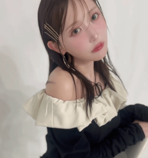 「可愛いすぎる…」あの激カワモデル、ピンク色の頬と見つめるショット＆ムービーを披露！男子ファン総うっとり