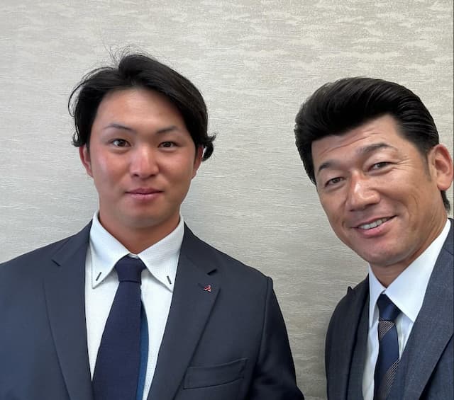 「ベイスターズへようこそ」横浜DeNA三浦監督、ドラフト1位指名選手との写真をアップ！