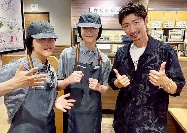 EXILE MAKIDAIがサプライズ訪問　LIL LEAGUEメンバーのアルバイト先で笑顔の3ショット