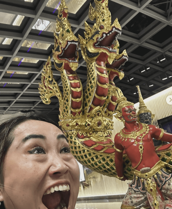 キンタロー。、タイで「変顔」が大ウケ！「タイの神々達」との写真に反響