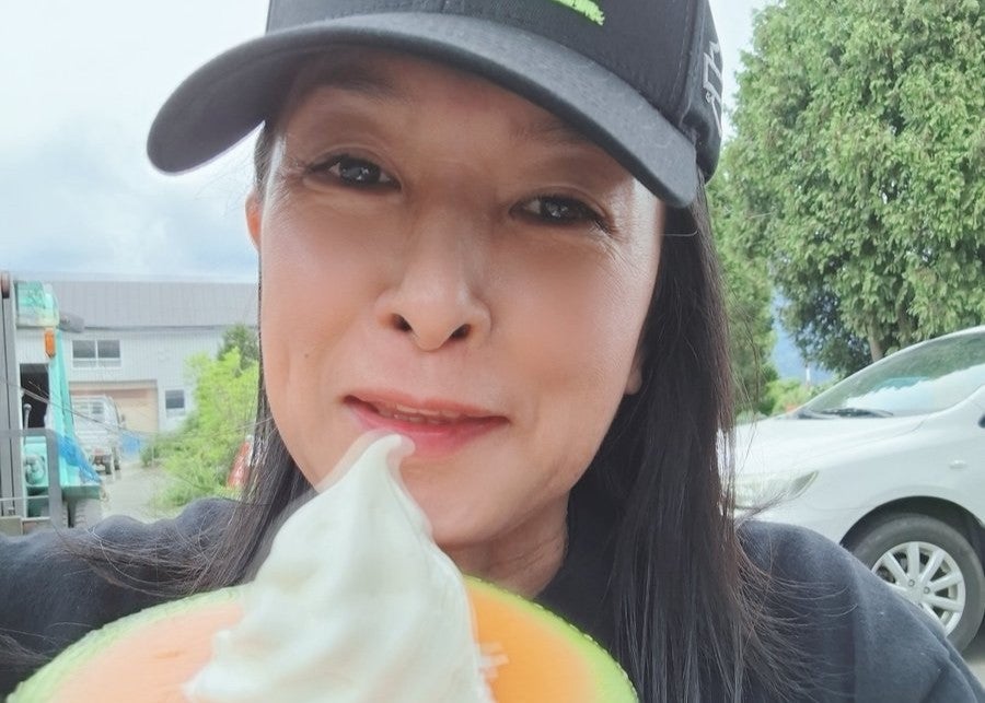 北海道ツーリング満喫！豊田真奈美、富良野でメロンソフトに笑顔