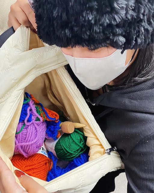 山之内すず、趣味は編み物！バッグの中は毛糸玉でいっぱい「常に毛糸と共に生きてます🧶」
