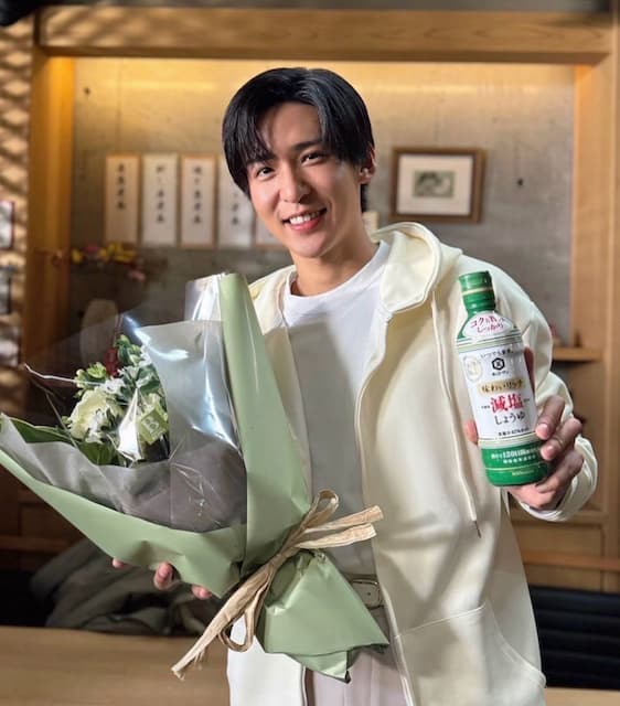 SnowMan・目黒蓮がCMオフショットを投稿！満面の笑みにファンメロメロ